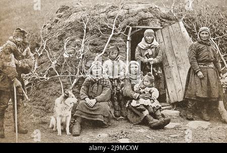 Ein frühes Foto einer Lapp-Familie außerhalb ihres provisorischen Hauses im Norden von Norway.jpg - 2J9 Stockfoto