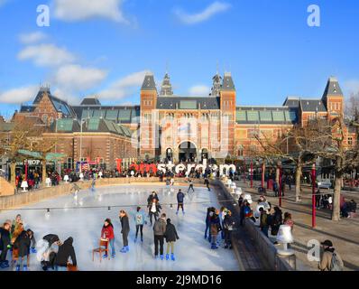 Touristen, die Eislaufen am berühmten Schild „I amsterdam“ am Museumsplatz in der Nähe des Rijksmuseums in Amsterdam genießen. Stockfoto