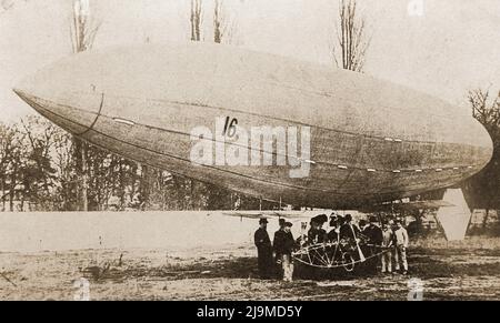 Ein frühes Foto des kleinen Benzinballons von 1. (1898) des Brasilianers SANTOS DUMONT Nummer 16, benannt nach seinem Erfinder Alberto Santos Dumont ( 1873 – 1932), einem brasilianischen Aeronaut und Sportler. - Uma fotografia inicial do 1º pequeno balão movido a gasolina (1898) no SANTOS DUMONT número 16, em homenagem ao Seu Inventor, Alberto Santos Dumont ( 1873 - 1932) aeronauta e esportista brasileiro, - Uma fotografia inicial do 1º pequeno balão movido a gasolina (1898) o brasileiro SANTOS DUMONT número 16 inventado por Alberto Santos Dumont (1873 - 1932) um aeronáutico e desportista . Stockfoto