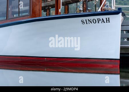 Sinopah spiegelt sich im Lake at Two Medicine im Glacier National Park Stockfoto