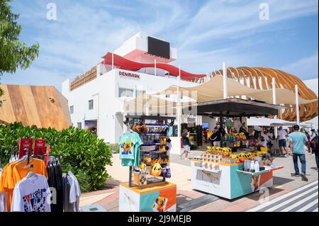 Blick auf Souvenirläden vor dem dänischen Pavillon auf der Expo 2020, Dubai, VAE. Stockfoto