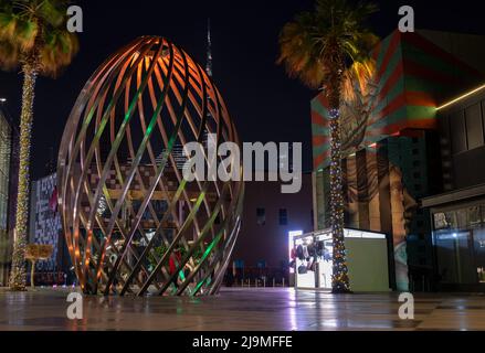 Es ist ein wunderschönes Gebäude am City Walk, einem Design-inspirierten Viertel im Herzen von Dubai. Stockfoto
