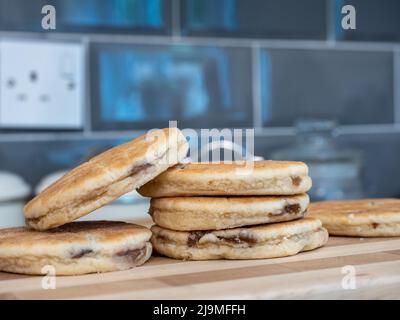 Stapel walisischer Kuchen, fertig zum Essen auf einem Holzbrett in der Küche Stockfoto