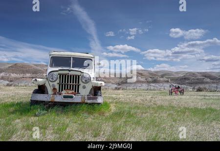 Altes verlassene Fahrzeug in den Badlands in Dorothy, Alberta Stockfoto