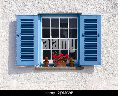 Ein Fenster auf ein Ferienhaus mit Blick auf das Meer in St. Mawes, Cornwall Stockfoto