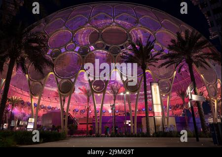 Blick auf den wunderschön beleuchteten Al Wasl Plaza, der alle 3 Bezirke der Expo City, Dubai, U.A.E. verbindet Stockfoto