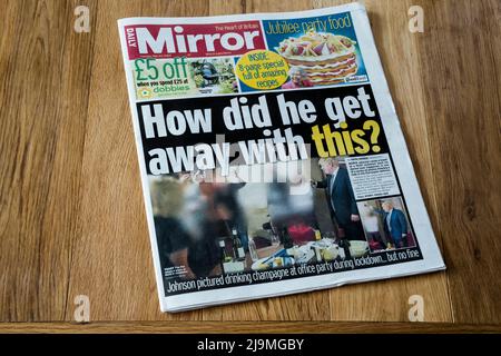 24 Mai 2022. Auf der Titelseite heißt es in der Überschrift des Daily Mirror wie kam er damit weg? Nachdem neue Bilder von Boris Johnson & Downing Street Lockdown Partys entstanden sind. Stockfoto