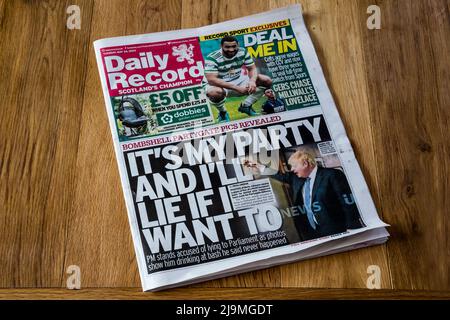 24 Mai 2022. Titelseitenüberschrift des Scottish Daily Record liest IT's My Party und I'll Lie If I Want To, nachdem neue Bilder von Boris Johnson & Downing Street Lockdown Partys entstanden sind. Stockfoto