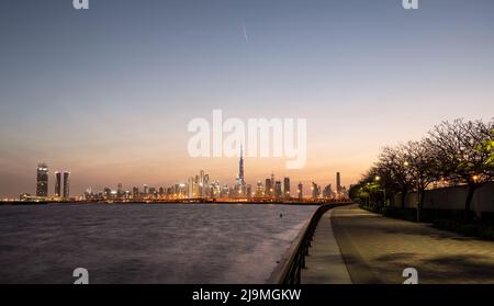 Panaromarer Blick auf die Skyline von Dubai mit Burj Khalifa und anderen Wolkenkratzern, die bei Sonnenuntergang von der Al Jadaf Waterfront, VAE, erfasst wurden. Stockfoto