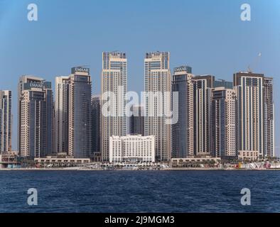 Skyline des Dubai Creek Hafens mit Uferpromenade, Hotels, Geschäften und Residenzen, die am Abend von der Al Jadaf Waterfront, Dubai, VAE, eingenommen wurden. Stockfoto