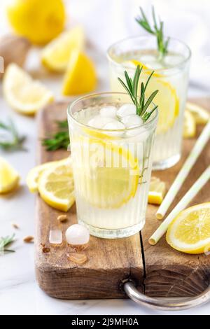 Frische Limonade mit Bio-Zitronen, Rosmarin und Eis in einem Glas Stockfoto