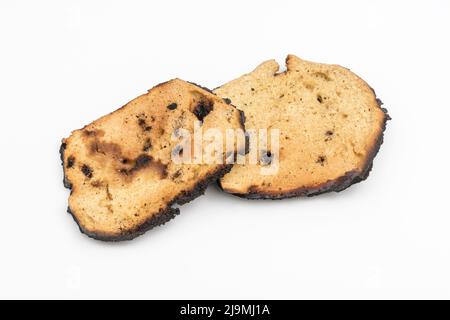 Brot, das auf einer Seite verkocht und zu einer Zünette verbrannt wurde. Bei Acrylamid und Krebs, Lebensmittel ungenügend zum Essen, schlechte Küchenkenntnisse, nicht in der Lage zu kochen. Stockfoto