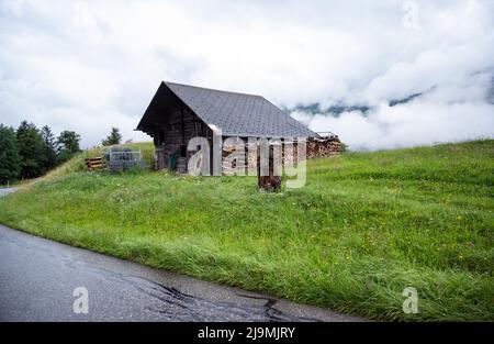 Große Baumstämme aus Holzprodukten der Holzindustrie, Forstwirtschaft zur Lagerung in einem Bauernhaus im Landdorf Schattenhalb in der Schweiz Stockfoto