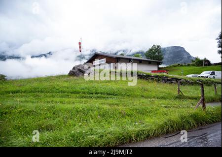 Blick auf die Schweizer Helikopterfirma in Schattenhalb Schweiz an einem nebeligen Morgen. Stockfoto