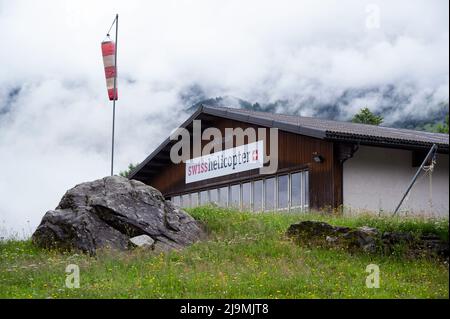 Blick auf die Schweizer Helikopterfirma in Schattenhalb Schweiz an einem nebeligen Morgen. Stockfoto