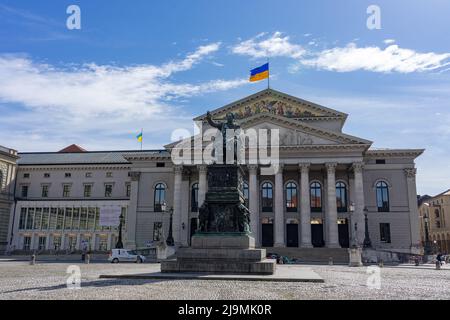 München, Deutschland - 04.08.2022: max joseph platz mit münchner residenz und Museum Stockfoto