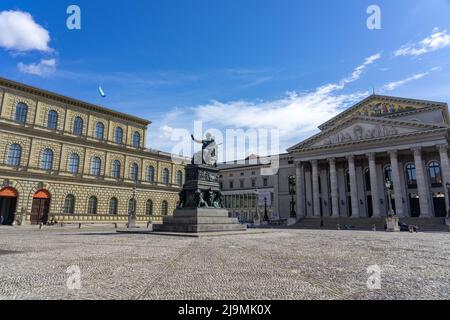 München, Deutschland - 04.08.2022: max joseph platz mit münchner residenz und Museum Stockfoto