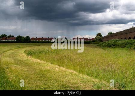 Eton, Windsor, Britannien. 24.. Mai 2022. Dunkle Wolken und Regen kehren nach einem Morgen mit schönem, warmen Sonnenschein nach Eton zurück. Quelle: Maureen McLean/Alamy Live News Stockfoto