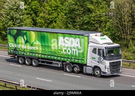 ADSA.COM Lebensmittel im Supermarkt Asda. Klicken Sie auf den Haufen. 2020 weißer Volvo FH 12777cc Diesel kurinseitiger LKW Stockfoto