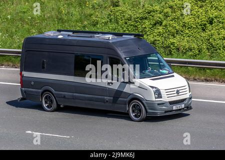 2015 VW Volkswagen Crafter Cr35 TDI 136 L2HI MWB grau weiß LCV Diesel Fensterheber Lieferwagen Stockfoto