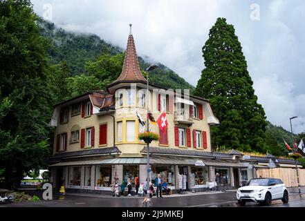 Blick auf den zentralen Platz in Interlaken mit Hotels und Geschäften, mit Touristen und Besuchern, die ihren Urlaub genießen. Stockfoto