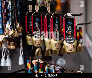 Wunderschöne und farbenfrohe Kuhglocken zum Verkauf in einem Schweizer Souvenirshop in Interlaken Schweiz. Stockfoto