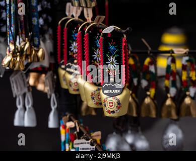 Wunderschöne und farbenfrohe Kuhglocken zum Verkauf in einem Schweizer Souvenirshop in Interlaken Schweiz. Stockfoto