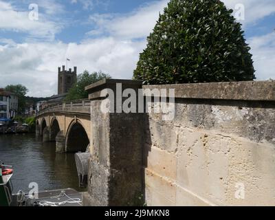 Die Henley Bridge ist eine Straßenbrücke, die 1786 in Henley-on-Thames über die Themse zwischen Oxfordshire und Bernshire erbaut wurde Stockfoto