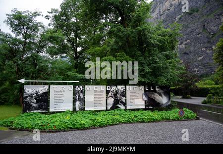 Der Eingang zum größten von Gletschern gespeisten Wasserfall in Europa, in einem Berg. Der Wasserfall liegt in der Nähe des Dorfes Lauterbrunnen, Kanton Bern Stockfoto