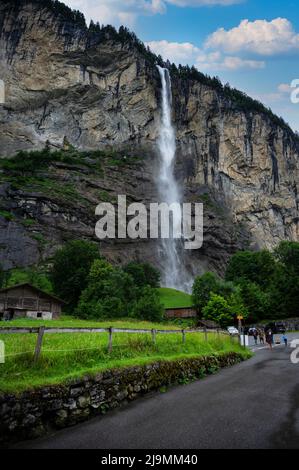 Malerischer Blick auf den Staubacher Wasserfall mit blauem Himmel, im Dorf Lauterbrunnen, Berner Oberland, Schweiz, Europa. Stockfoto