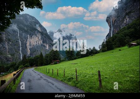 Malerische Landschaft des touristischen Bergdorfes Lauterbrunnen mit dem berühmten Staubacher Wasserfall, im Dorf Lauterbrunnen, Berner Oberland Stockfoto