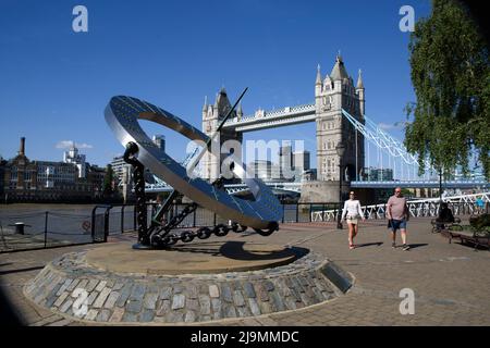 Uhr Sundial und Tower Bridge London Stockfoto