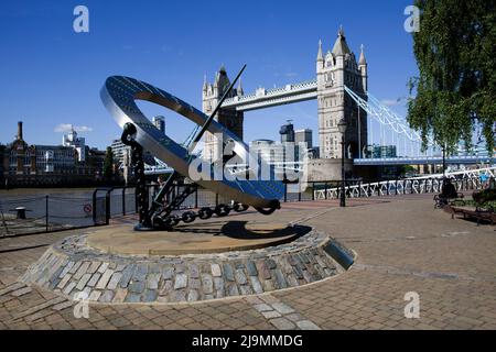 Uhr Sundial und Tower Bridge London Stockfoto