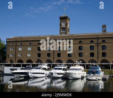 Anlegeboote Marina St. Katharines Docks Tower Bridge London Stockfoto