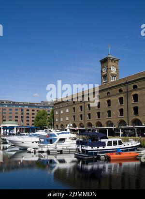 Anlegeboote Marina St. Katharines Docks Tower Bridge London Stockfoto