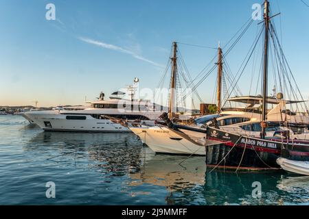 Jachten am Hafen von Ibiza Stadt, Marco Polo Ibiza Charterboot, Eivissa, Spanien Stockfoto