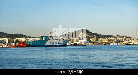 Balearia Autofähre am Hafen von Ibiza Stadt, Eivissa, Spanien Stockfoto