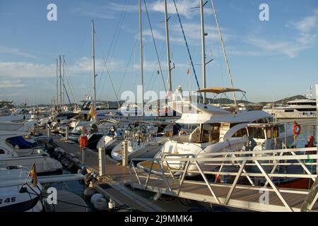 Jachten am Hafen von Ibiza Stadt, Eivissa, Spanien Stockfoto