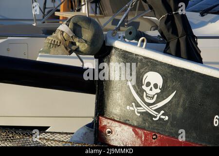 Jachten am Hafen von Ibiza Stadt, Marco Polo Ibiza Charterboot, Totenkopf, Piraten, Eivissa, Spanien Stockfoto