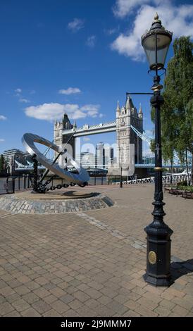 Uhr Sundial und Tower Bridge London Stockfoto