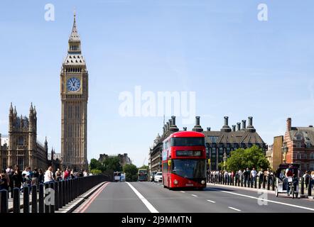 Houses of Parliament Red Bus Rickshaw Westminster Bridge London England Stockfoto