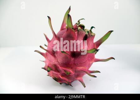 Pitaya oder Drachenfrucht auf weißem Hintergrund Stockfoto