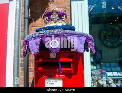 Mystery Knitter enthüllt den Platinum Jubilee Crown Postbox Topper in Syston, Leicester, Großbritannien. Dies ist die jüngste Kreation des Strickkünstlers, der als Syston Knitting Banxy bekannt ist. Stockfoto