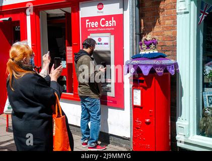 Mystery Knitter enthüllt den Platinum Jubilee Crown Postbox Topper in Syston, Leicester, Großbritannien. Dies ist die jüngste Kreation des Strickkünstlers, der als Syston Knitting Banxy bekannt ist. Stockfoto