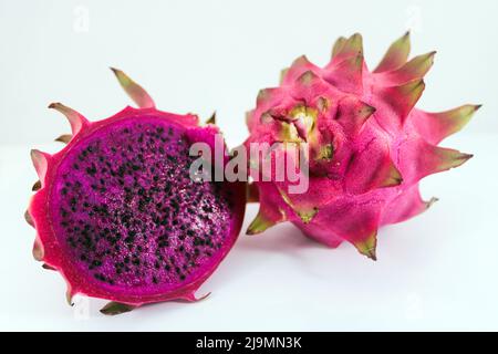 Pitaya oder Drachenfrucht auf weißem Hintergrund Stockfoto