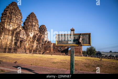 Pra Prang Sam Yod oder Phra Prang Sam Yot ruinieren Tempel mit Affen, in Lopburi, Thailand Stockfoto