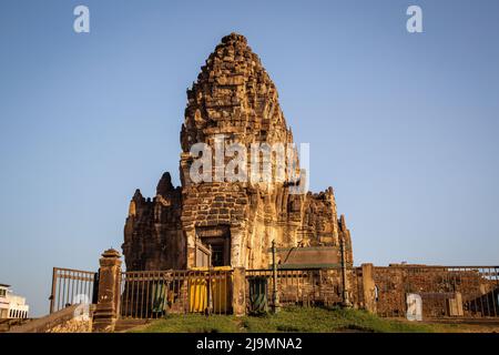 Pra Prang Sam Yod oder Phra Prang Sam Yot ruinieren Tempel mit Affen, in Lopburi, Thailand Stockfoto