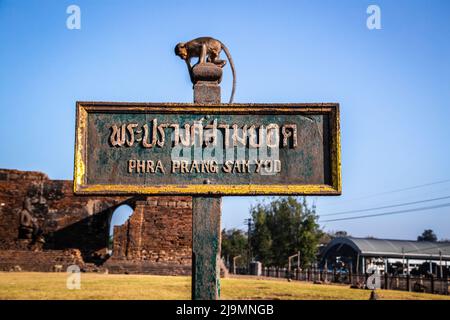 Pra Prang Sam Yod oder Phra Prang Sam Yot ruinieren Tempel mit Affen, in Lopburi, Thailand Stockfoto