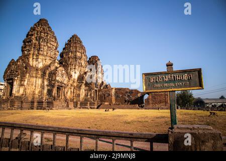 Pra Prang Sam Yod oder Phra Prang Sam Yot ruinieren Tempel mit Affen, in Lopburi, Thailand Stockfoto