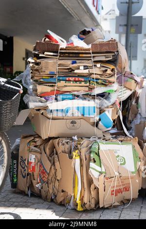 Tel-Aviv, israel-8. Mai 2022.: Komprimierter gebrauchter Karton, der in Stapeln für Recycling und Reiuse in der Tel-Aviv-Straße gesammelt wurde. Stockfoto